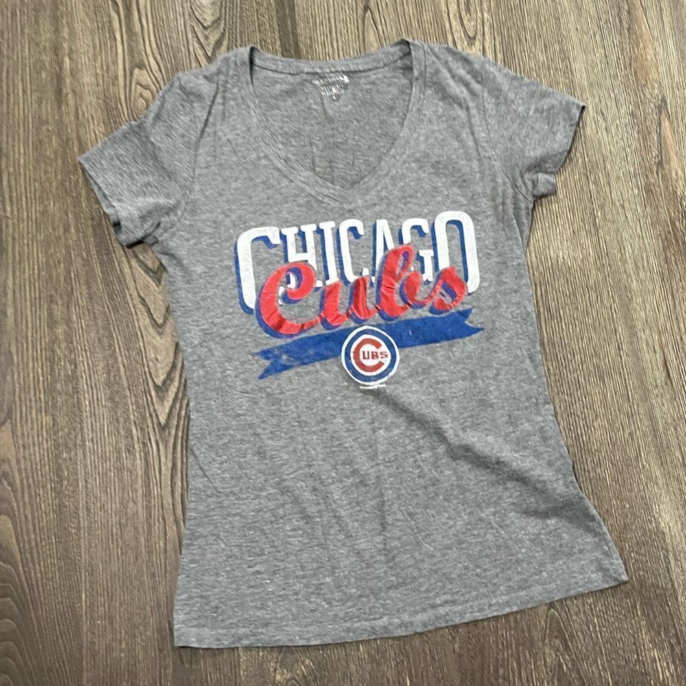 Genuine Merchandise 5th & Ocean Womens Chicago Cubs T-Shirt V-Neck Gray Size M